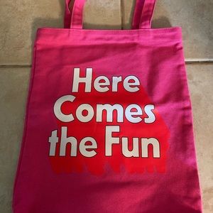 Bando “Here Comes the Fun” pink tote